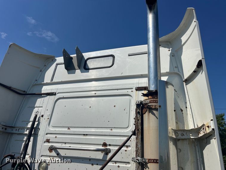 image for item EK8972 1999 Volvo VN semi truck