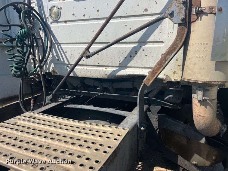 image for item EK8972 1999 Volvo VN semi truck