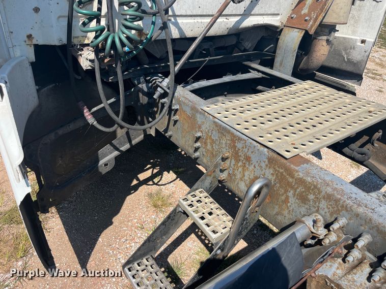 image for item EK8972 1999 Volvo VN semi truck