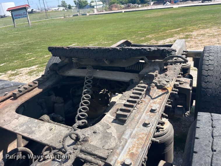 image for item EK8972 1999 Volvo VN semi truck