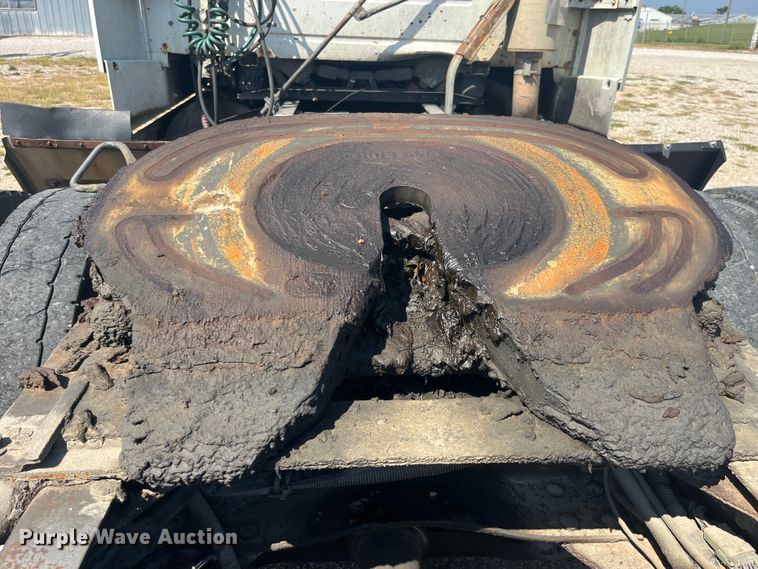 image for item EK8972 1999 Volvo VN semi truck