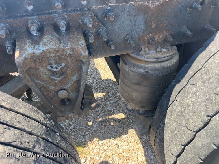 image for item EK8972 1999 Volvo VN semi truck