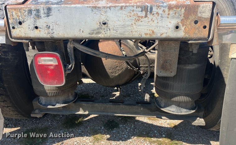 image for item EK8972 1999 Volvo VN semi truck