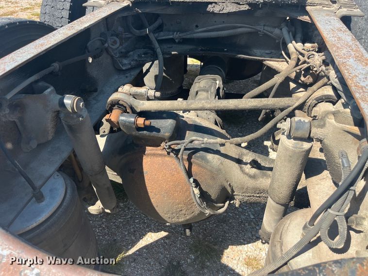 image for item EK8972 1999 Volvo VN semi truck