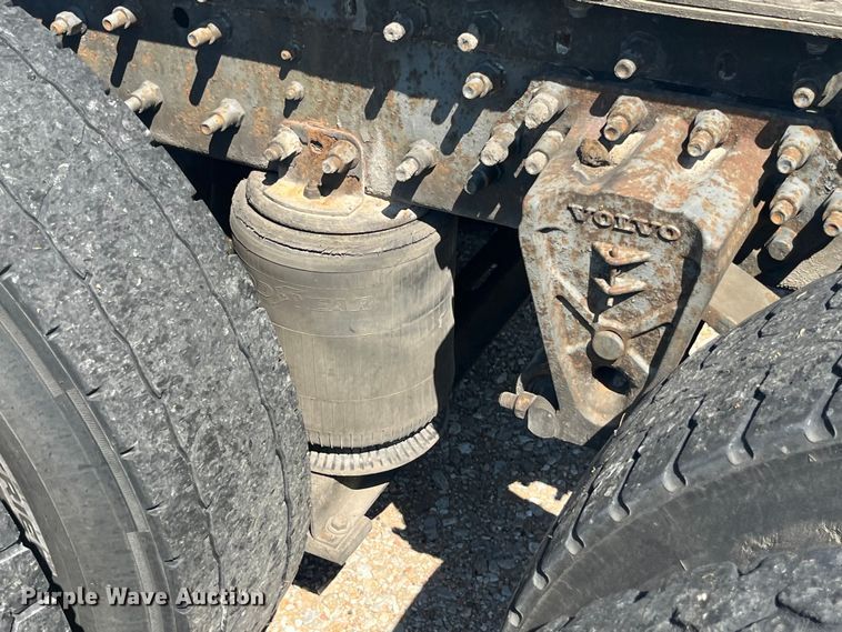 image for item EK8972 1999 Volvo VN semi truck