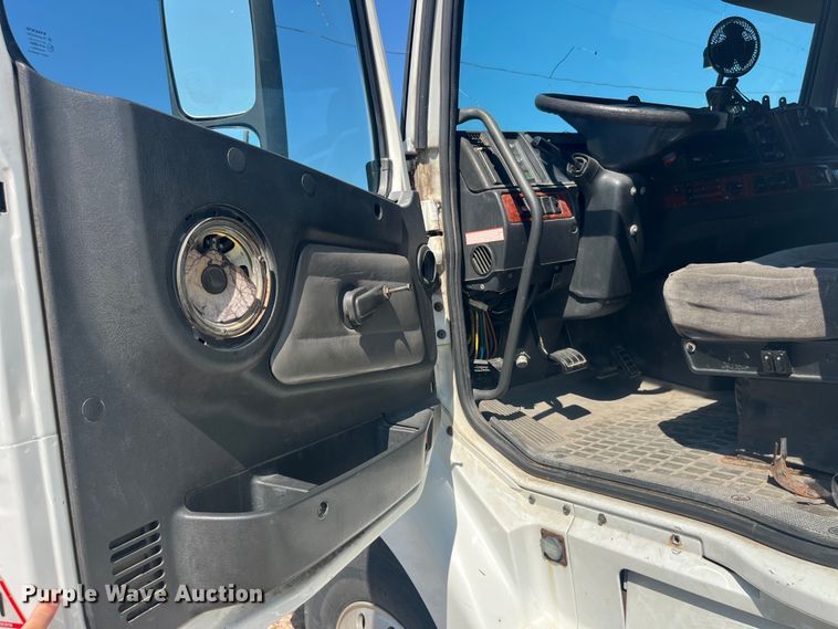 image for item EK8972 1999 Volvo VN semi truck