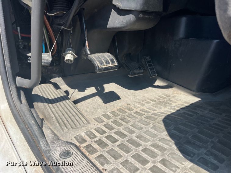 image for item EK8972 1999 Volvo VN semi truck