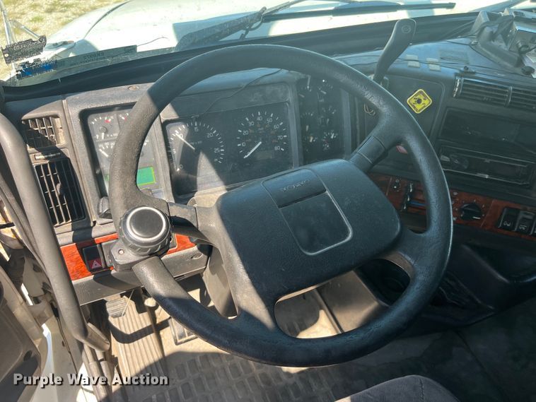 image for item EK8972 1999 Volvo VN semi truck