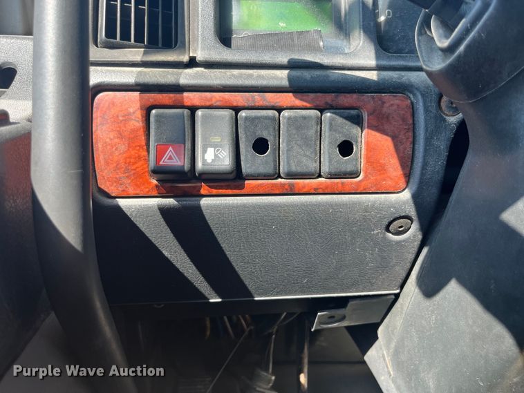 image for item EK8972 1999 Volvo VN semi truck