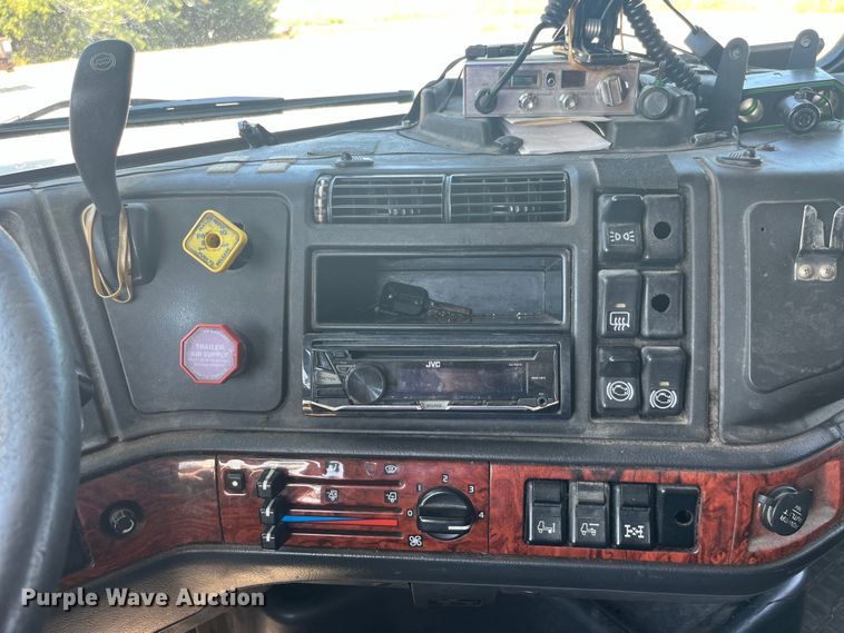 image for item EK8972 1999 Volvo VN semi truck