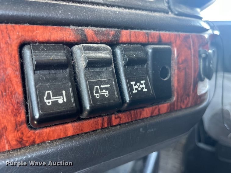 image for item EK8972 1999 Volvo VN semi truck