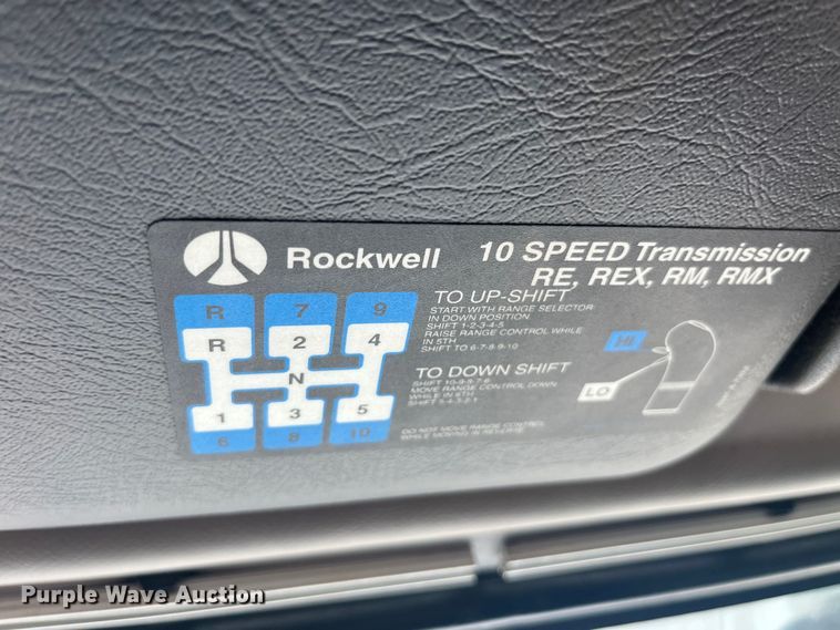 image for item EK8972 1999 Volvo VN semi truck