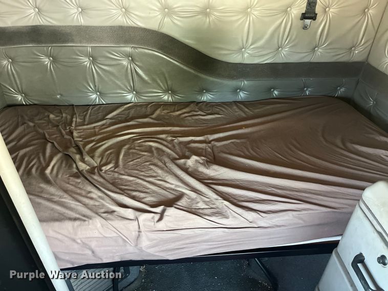 image for item EK8972 1999 Volvo VN semi truck