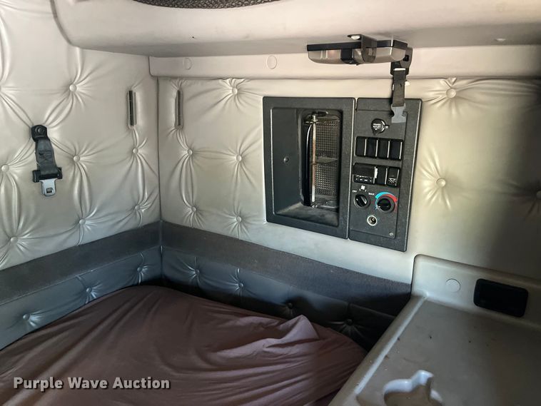 image for item EK8972 1999 Volvo VN semi truck