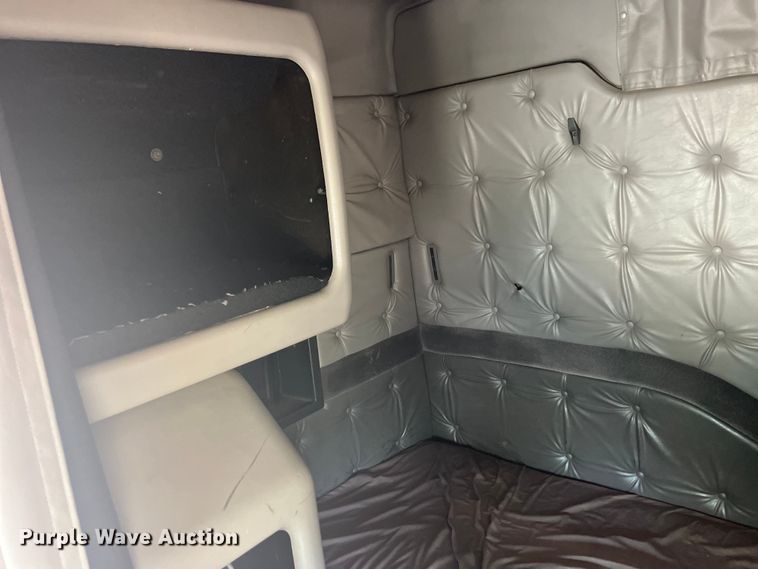 image for item EK8972 1999 Volvo VN semi truck