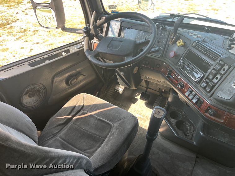 image for item EK8972 1999 Volvo VN semi truck