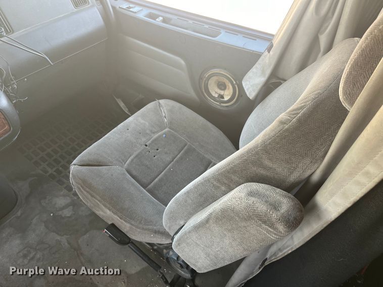 image for item EK8972 1999 Volvo VN semi truck