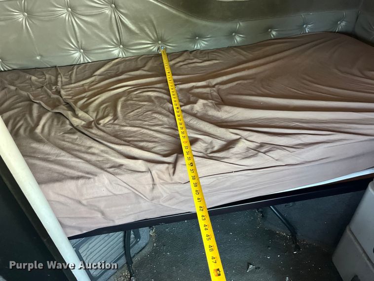 image for item EK8972 1999 Volvo VN semi truck