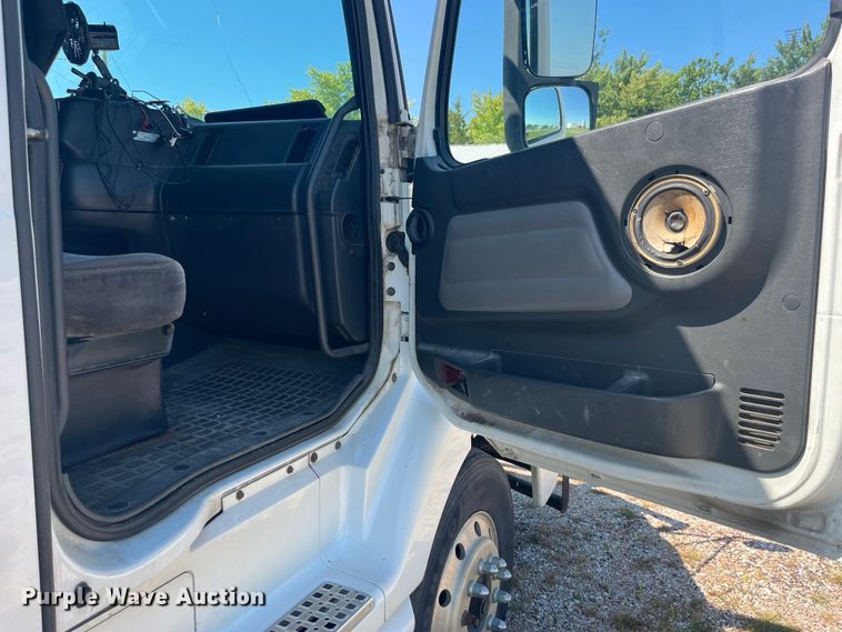 image for item EK8972 1999 Volvo VN semi truck