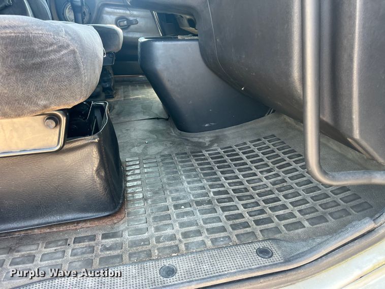 image for item EK8972 1999 Volvo VN semi truck