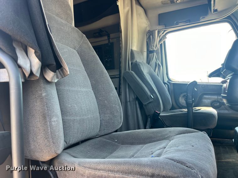 image for item EK8972 1999 Volvo VN semi truck