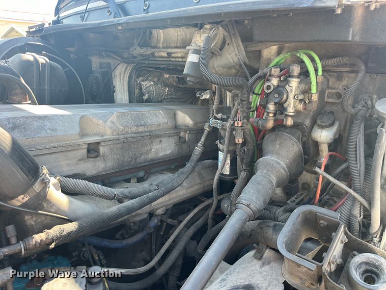 image for item EK8972 1999 Volvo VN semi truck