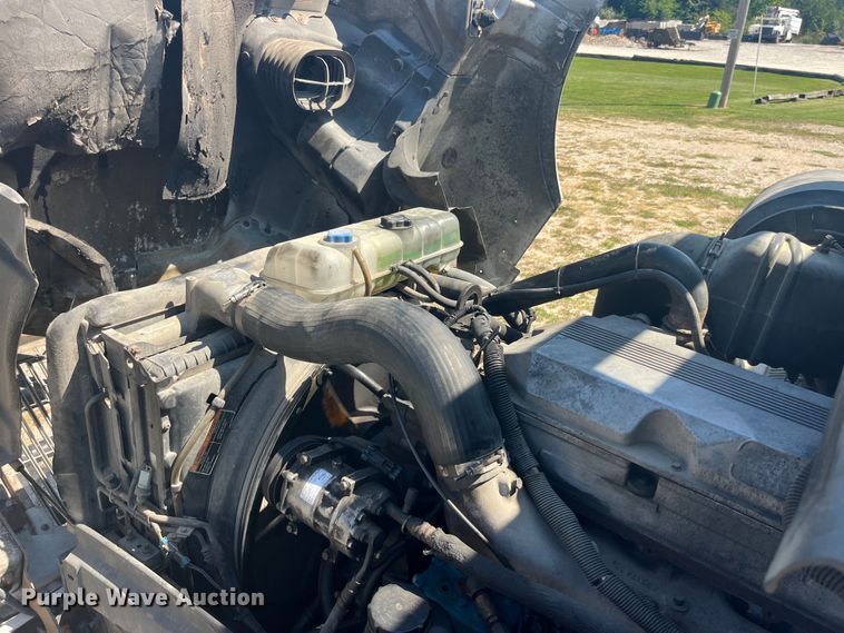 image for item EK8972 1999 Volvo VN semi truck