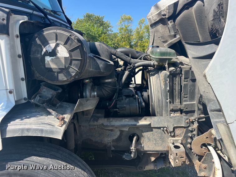 image for item EK8972 1999 Volvo VN semi truck