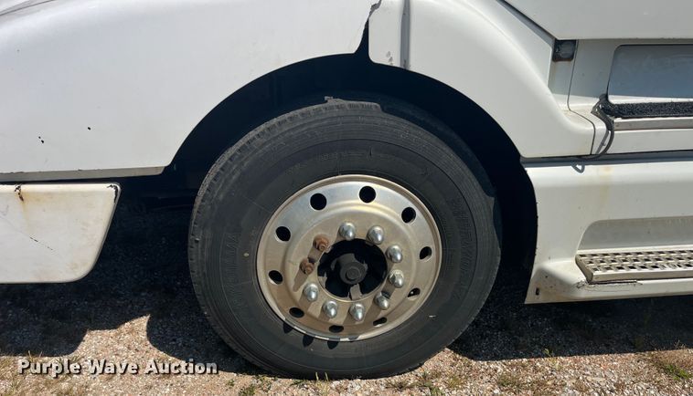 image for item EK8972 1999 Volvo VN semi truck