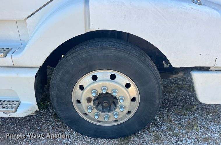 image for item EK8972 1999 Volvo VN semi truck