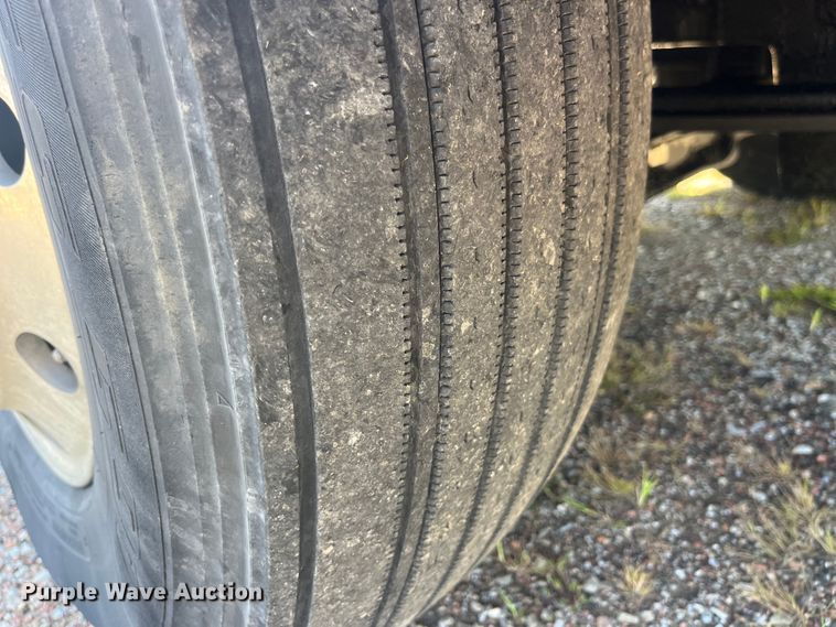 image for item EK8972 1999 Volvo VN semi truck