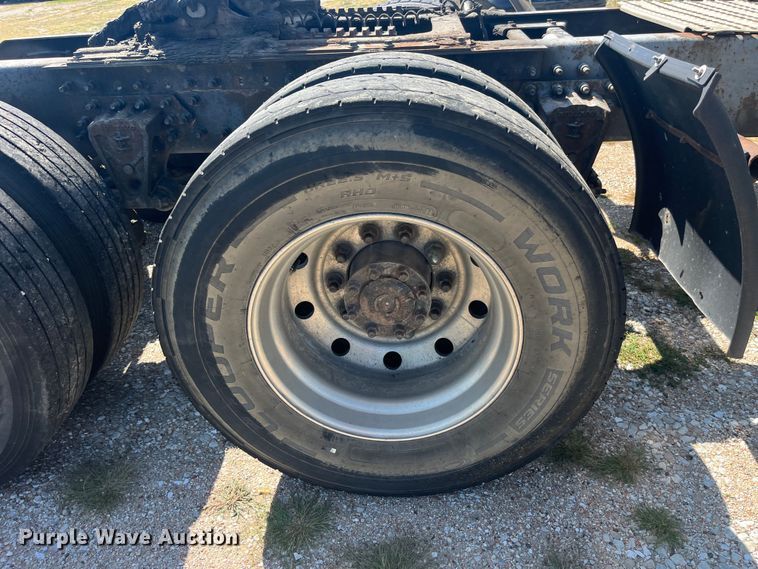 image for item EK8972 1999 Volvo VN semi truck