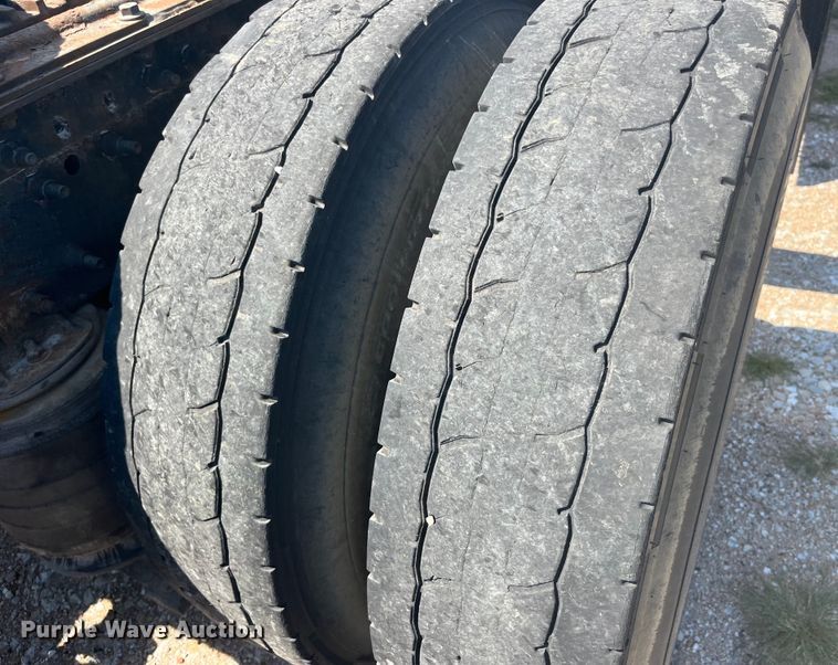 image for item EK8972 1999 Volvo VN semi truck