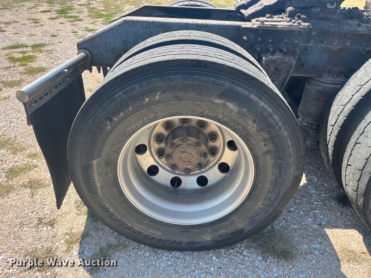 image for item EK8972 1999 Volvo VN semi truck