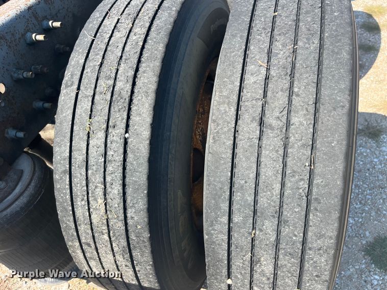 image for item EK8972 1999 Volvo VN semi truck