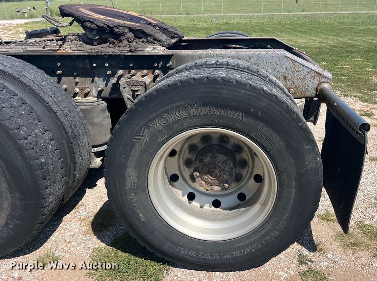 image for item EK8972 1999 Volvo VN semi truck