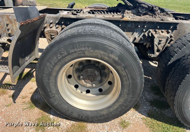 image for item EK8972 1999 Volvo VN semi truck