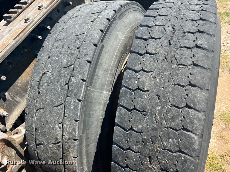 image for item EK8972 1999 Volvo VN semi truck