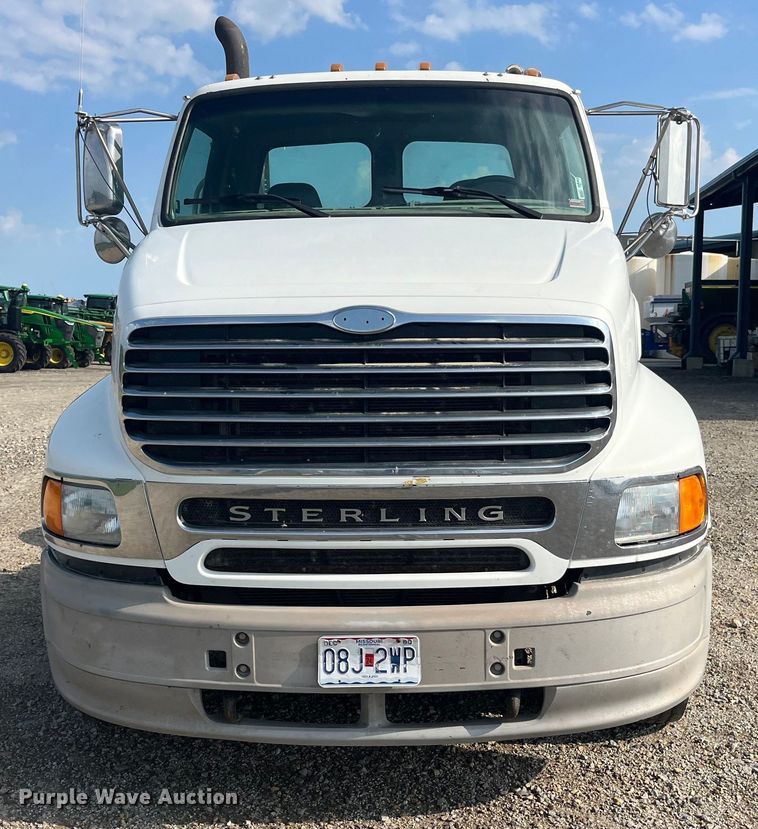 image for item EK8985 2004 Sterling A9500 semi truck