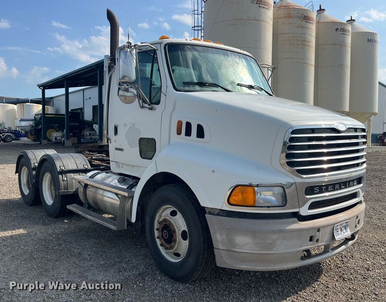 image for item EK8985 2004 Sterling A9500 semi truck
