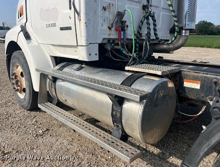 image for item EK8985 2004 Sterling A9500 semi truck