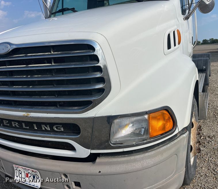 image for item EK8985 2004 Sterling A9500 semi truck