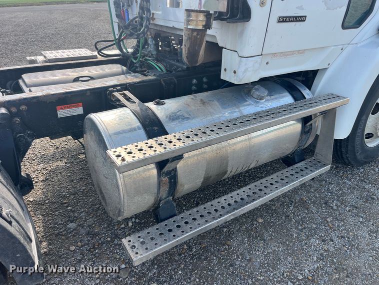 image for item EK8985 2004 Sterling A9500 semi truck