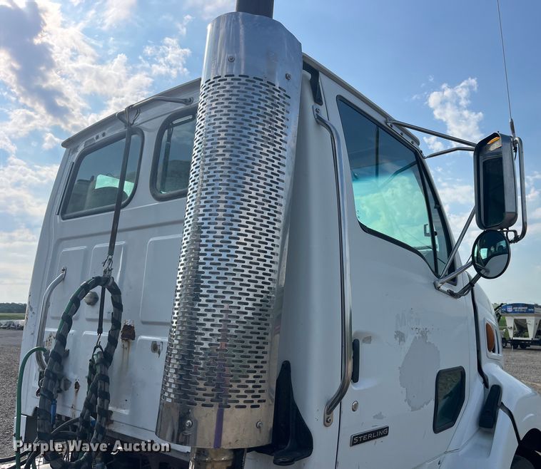 image for item EK8985 2004 Sterling A9500 semi truck