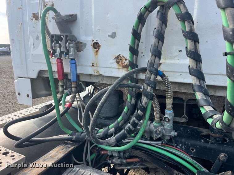 image for item EK8985 2004 Sterling A9500 semi truck