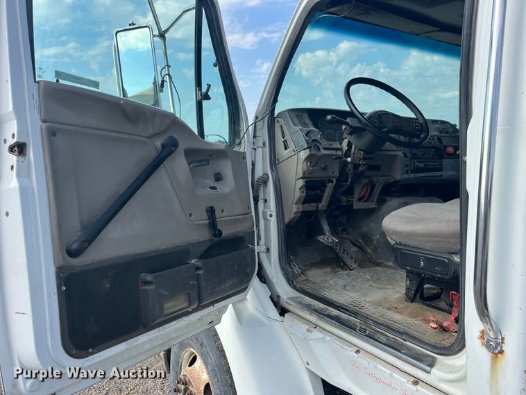 image for item EK8985 2004 Sterling A9500 semi truck