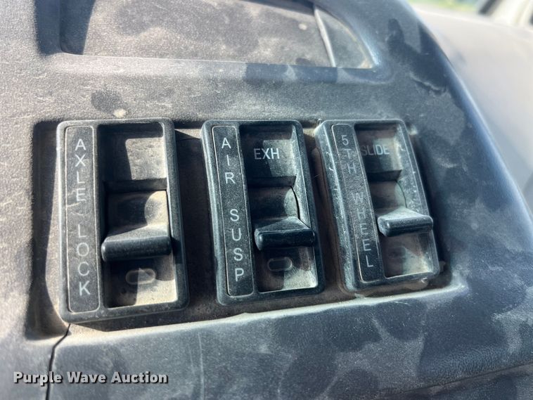 image for item EK8985 2004 Sterling A9500 semi truck