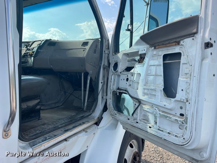 image for item EK8985 2004 Sterling A9500 semi truck