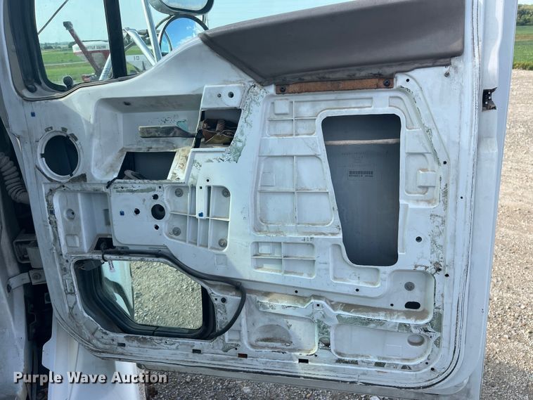 image for item EK8985 2004 Sterling A9500 semi truck