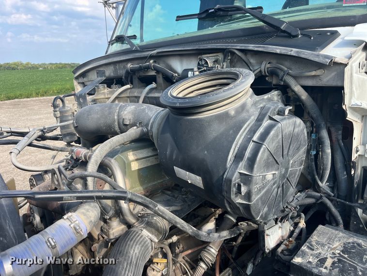 image for item EK8985 2004 Sterling A9500 semi truck